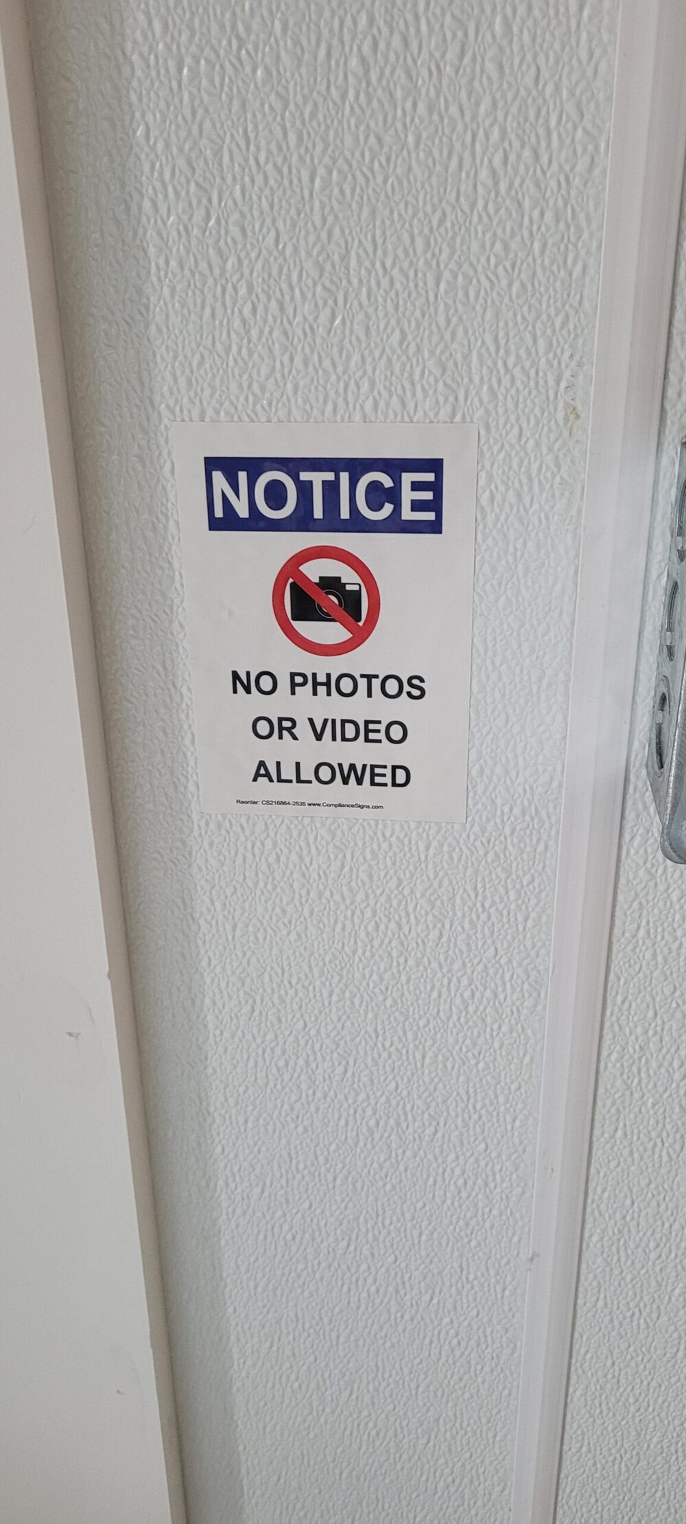 Надпись на табличке: «Фото и видеосъёмка запрещены»