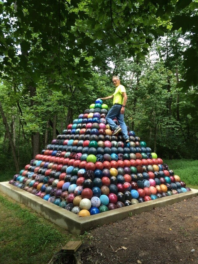 5. «За последние 15 лет мой папа собрал 1785 шаров для боулинга и сделал из них пирамиду»