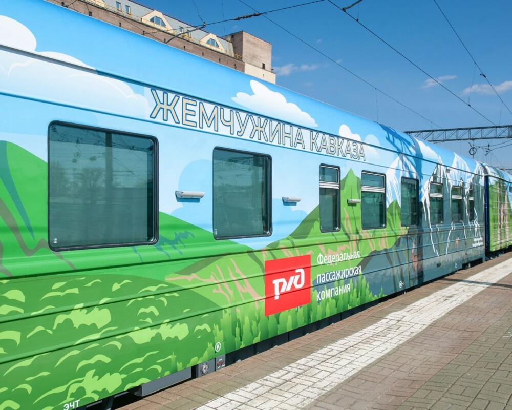 В РЖД показали первый в России туристический поезд с сауной