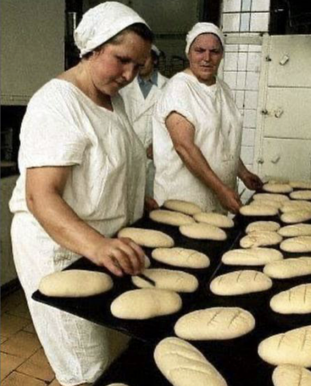 12. Работницы делают надрезы на батонax на хлебозаводе, 1975 год