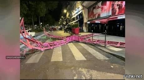 В Париже вчера вечером обрушились лопасти мельницы "Moulin Rouge"⁠⁠