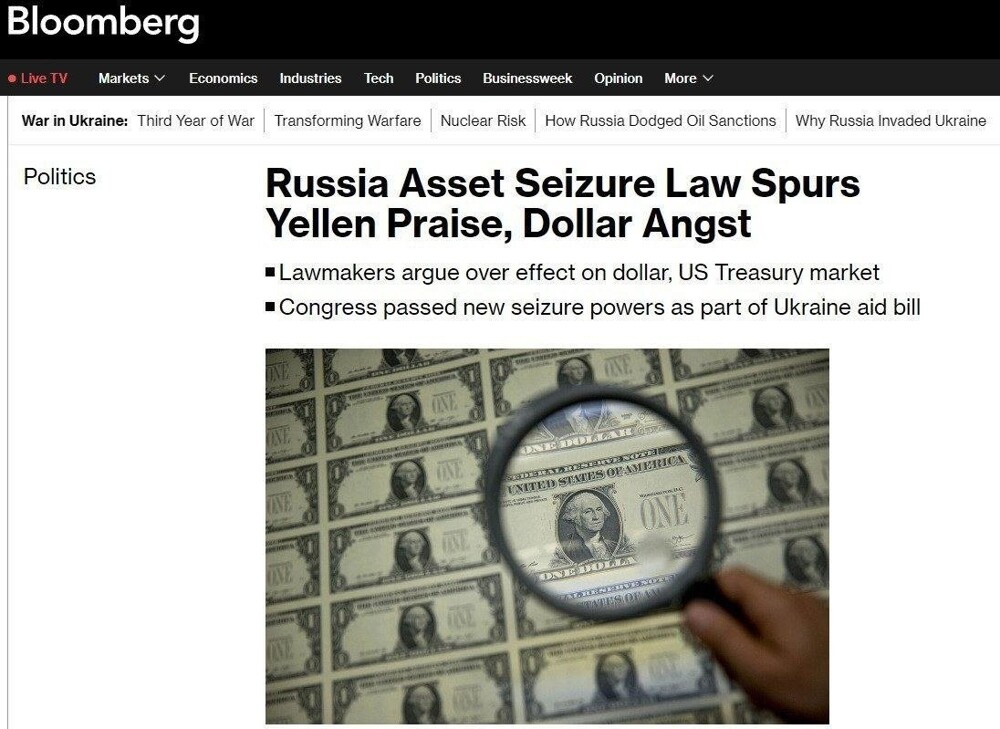 Конфискация США российских активов ускорит отказ от доллара — Bloomberg