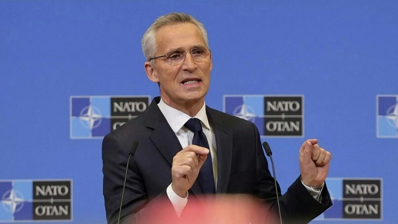 Йенс Столтенберг назвал демонстрацию техники НАТО в Москве гибридной агрессией России
