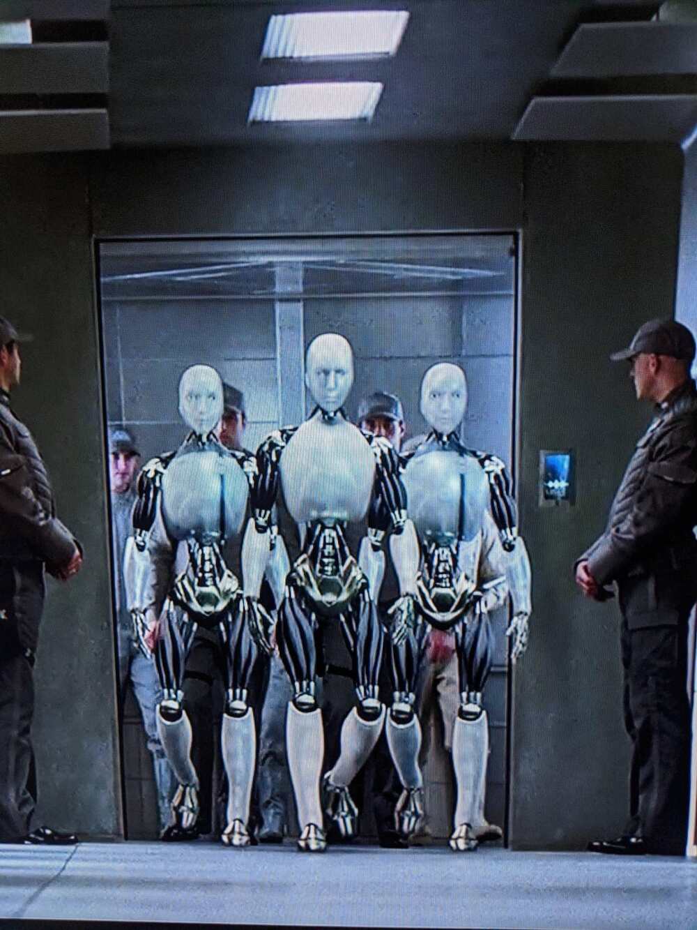 В «Я, робот» Сонни не идёт в ногу с другими роботами, что тонко выделяет его как уникального