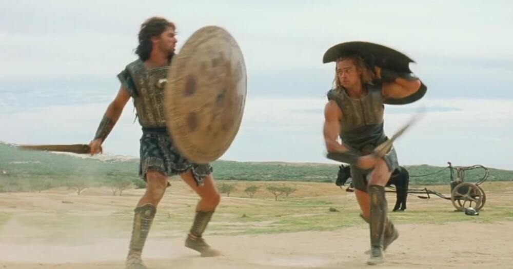 В «Трое» Брэд Питт и Эрик Бана не использовали дублеров для сцены битвы на мечах. И договорились платить за каждое случайное попадание друг по другу