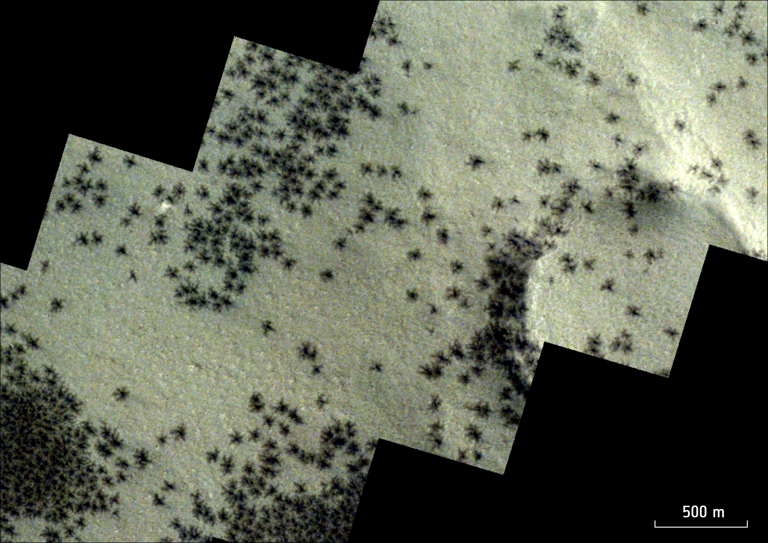 Сотни чёрных "пауков" замечены на Марсе