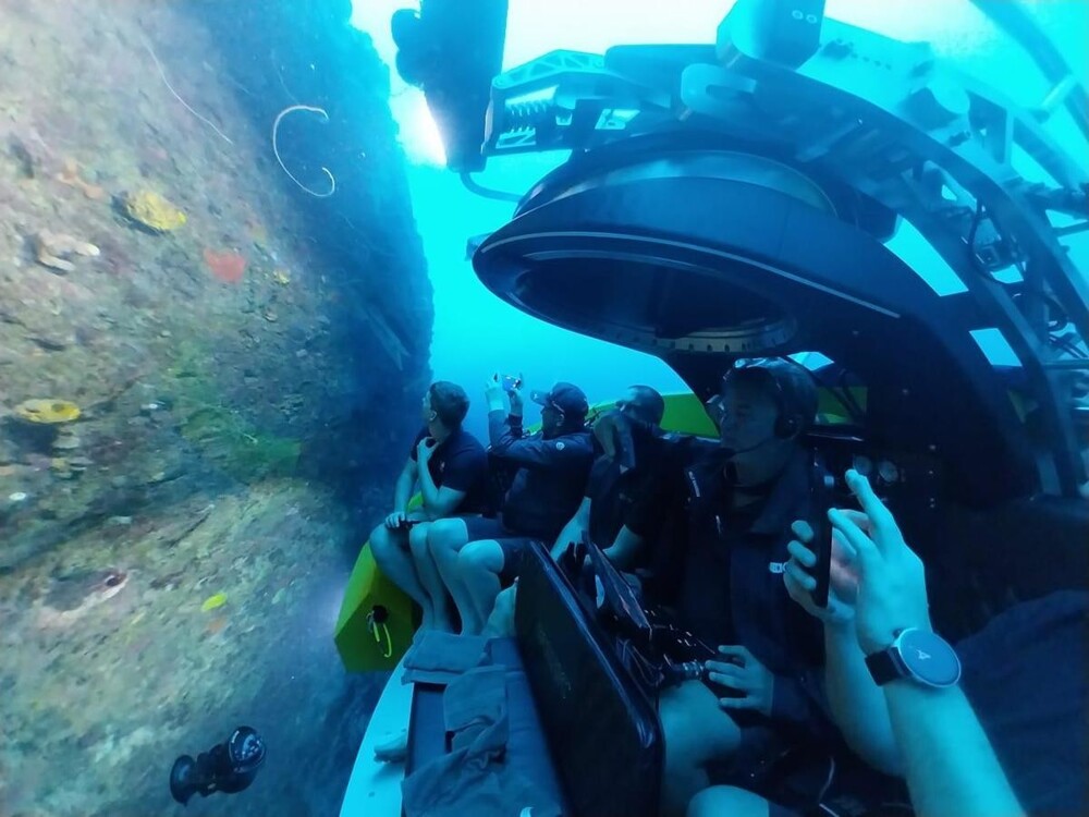 Акриловая подлодка для путешествий на глубину до 200 м