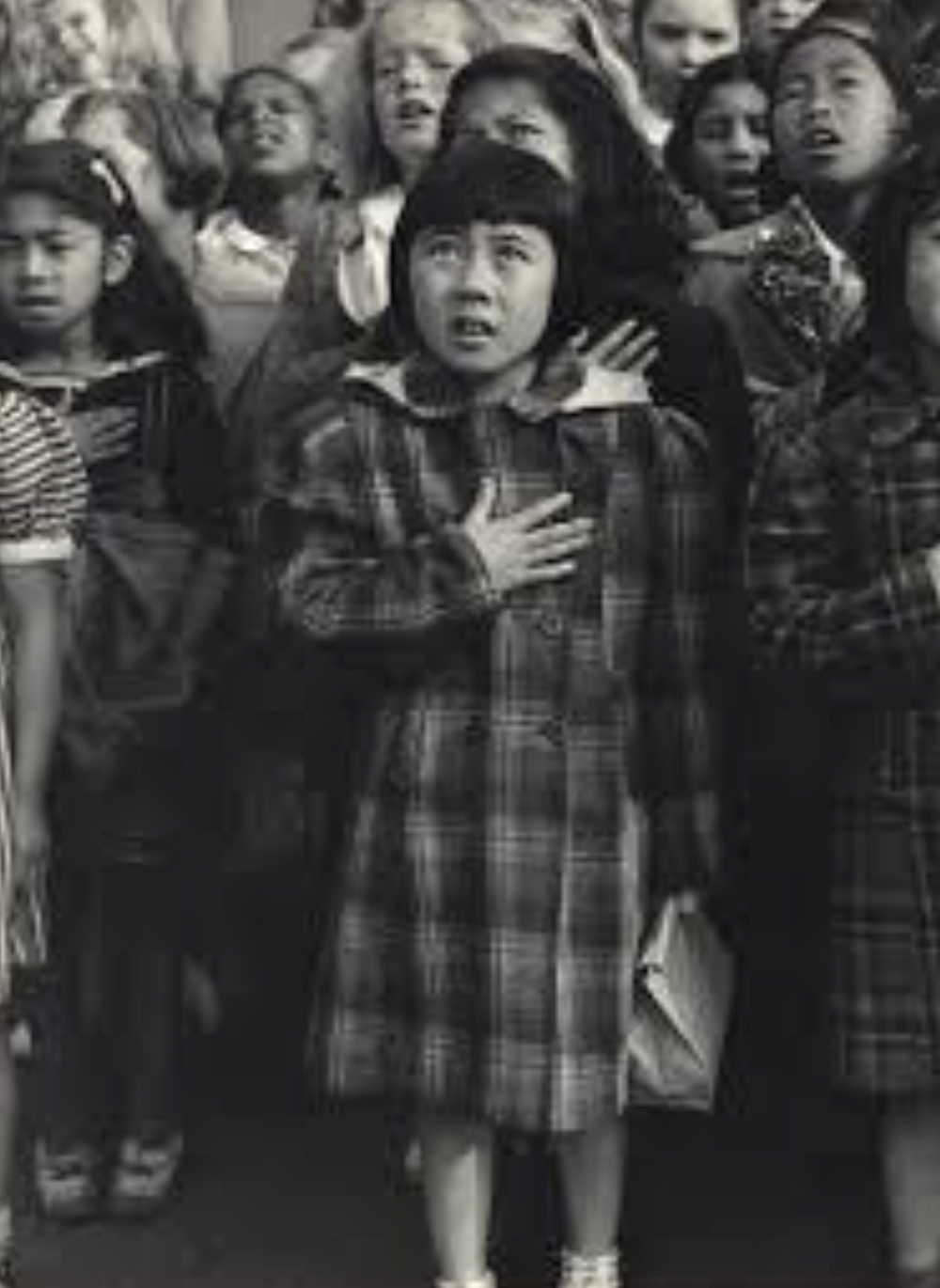 2. Японо-американская девочка, присягнувшая на верность флагу США перед тем, как ее и ее семью заключили в тюрьму (лагерь для интернированных)