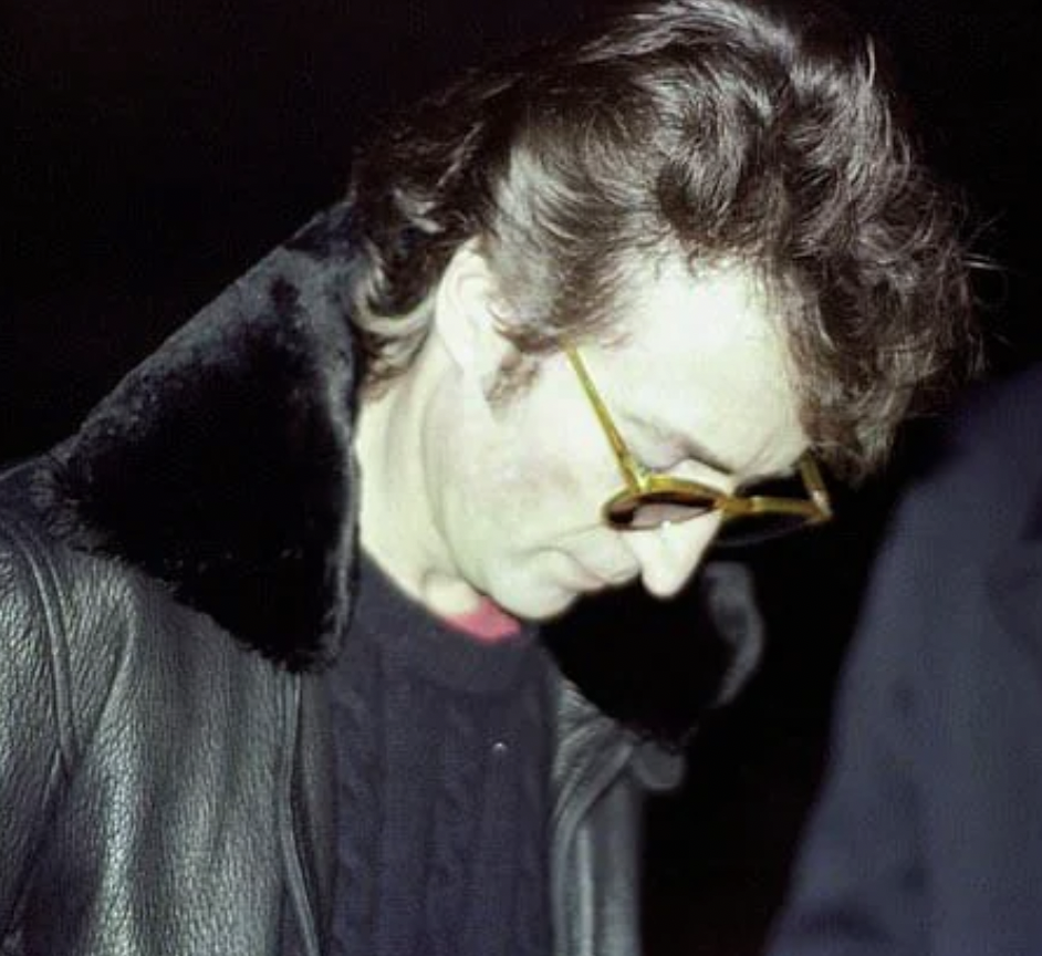 12. Фотография Джона Леннона, дающего автограф своему убийце за несколько часов до своей смерти