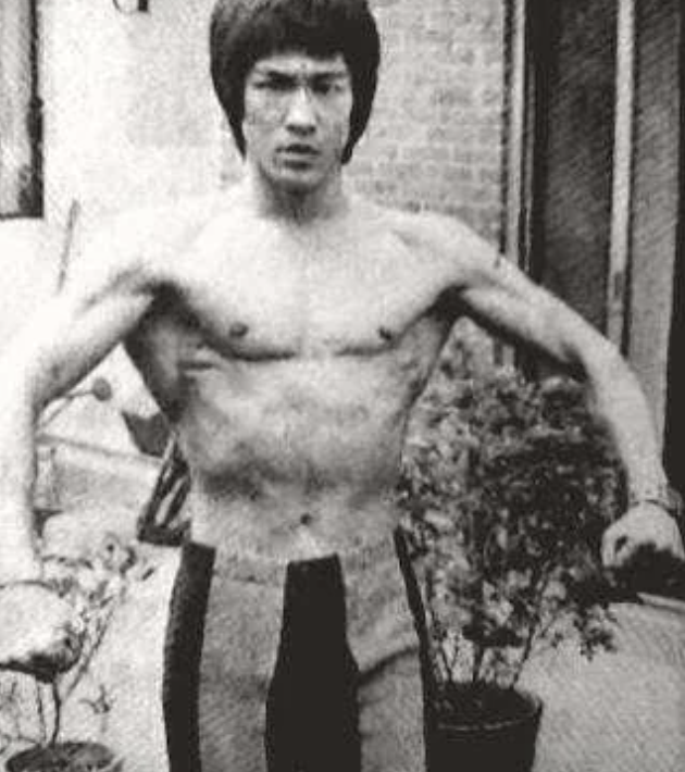 10. Последняя фотография Брюса Ли, сделанная в июле 1973 года за несколько дней до его смерти