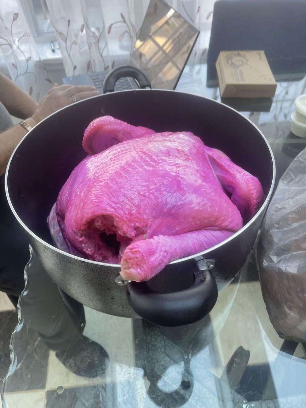 После маринования курица стала розовой