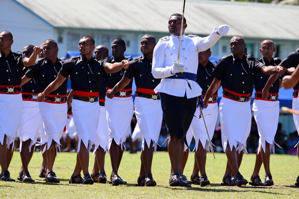 Почему полицейские Фиджи носят причудливые белые юбки