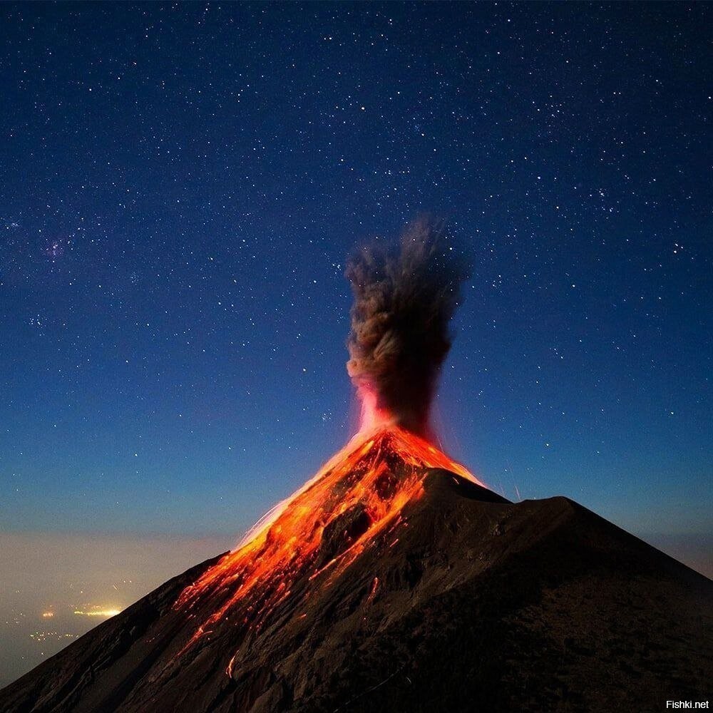 Вулкан Фуэго в Гватемале, извергающийся под ночным небом