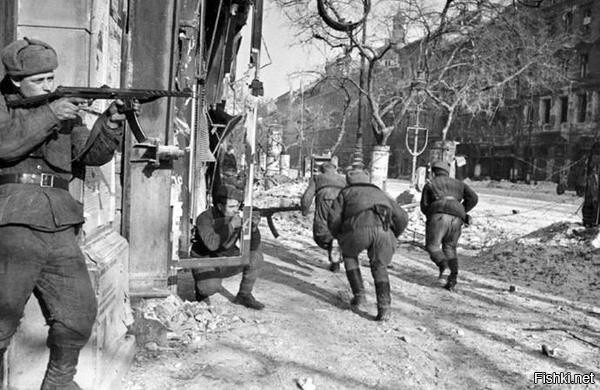 Советские солдаты в боях за Будапешт