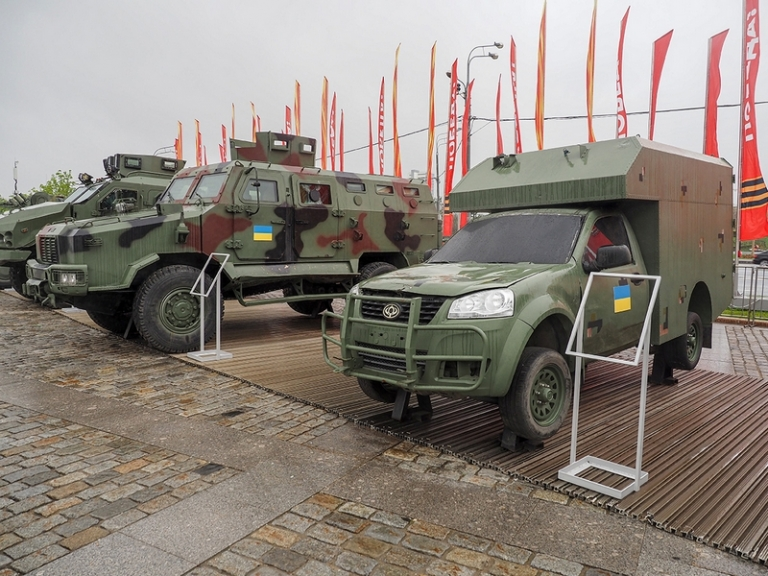 Трофейный «Леопард» доставили в Москву: Rheinmetall в гневе, Берлин бубнит, что «так не делают», Путин устроил «зоопарк»