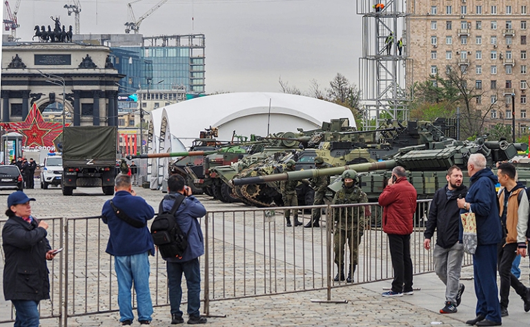 Трофейный «Леопард» доставили в Москву: Rheinmetall в гневе, Берлин бубнит, что «так не делают», Путин устроил «зоопарк»