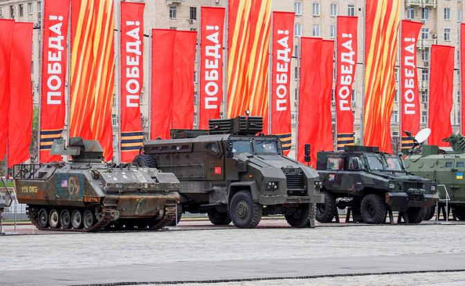 Трофейный «Леопард» доставили в Москву: Rheinmetall в гневе, Берлин бубнит, что «так не делают», Путин устроил «зоопарк»