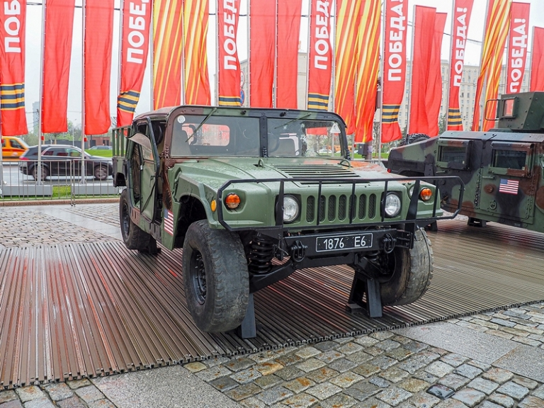 Трофейный «Леопард» доставили в Москву: Rheinmetall в гневе, Берлин бубнит, что «так не делают», Путин устроил «зоопарк»