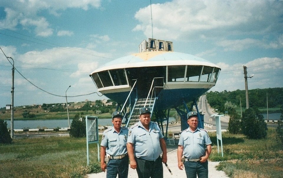 Пост ДАI в Васильевке Запорожской области, 1990-е. В народе - “летающая тарелка”.