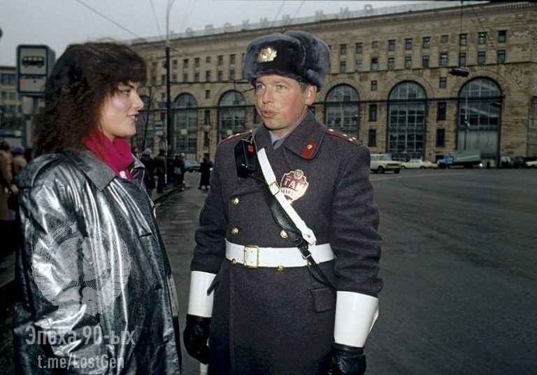 Победительница конкурса «Мисс КГБ» Катя Майорова с ГАИшником, 1990 год