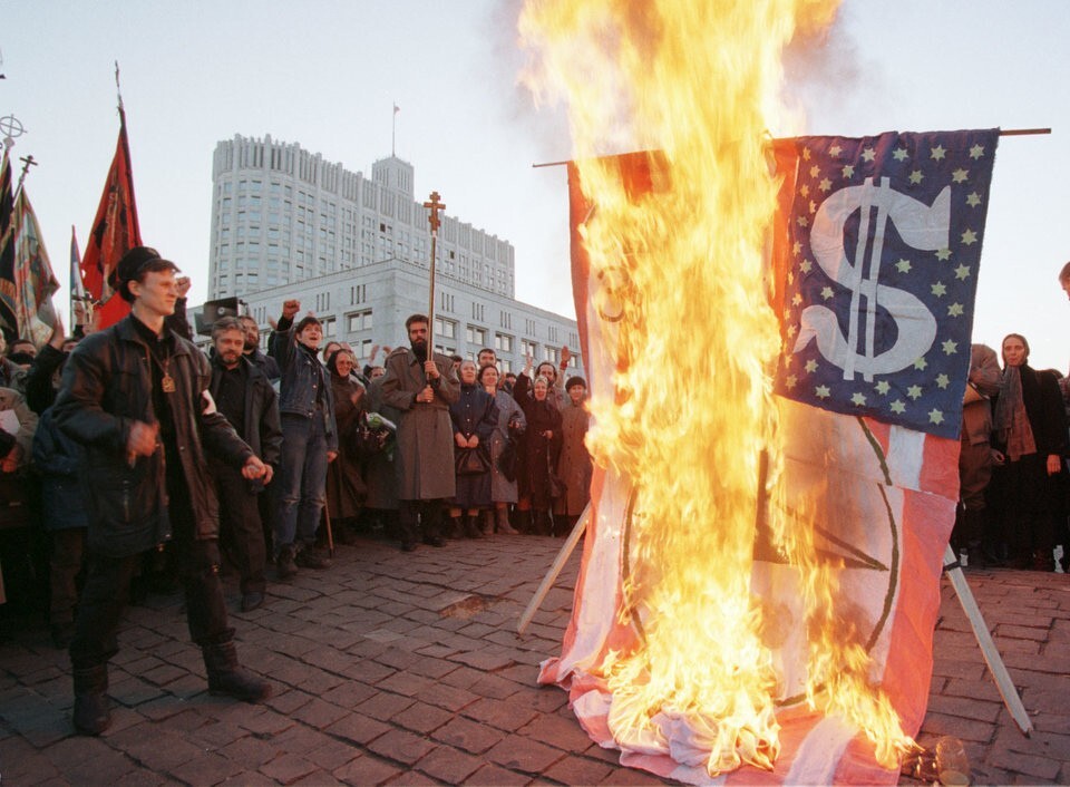 Сжигание видоизмененного флага США в знак протеста против бомбовых ударов по Югославии, Москва 1999 год