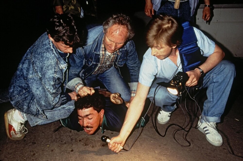 Репортер берет интервью во время задержания члена этнической мафии. Москва, октябрь 1991 года.