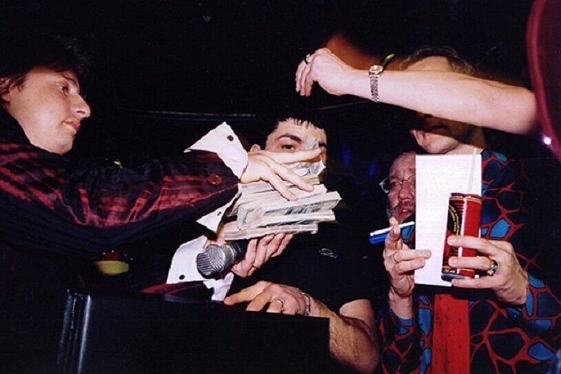 Парни на фото в клубе «Титаник» в 1996 году.