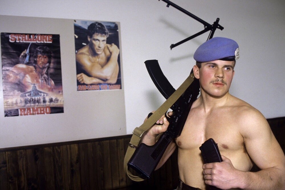 Российский десантник батальона сил ООН по поддержанию мира в Югославии. Хорватия. Город Вуковар, 21 апреля 1992 г.