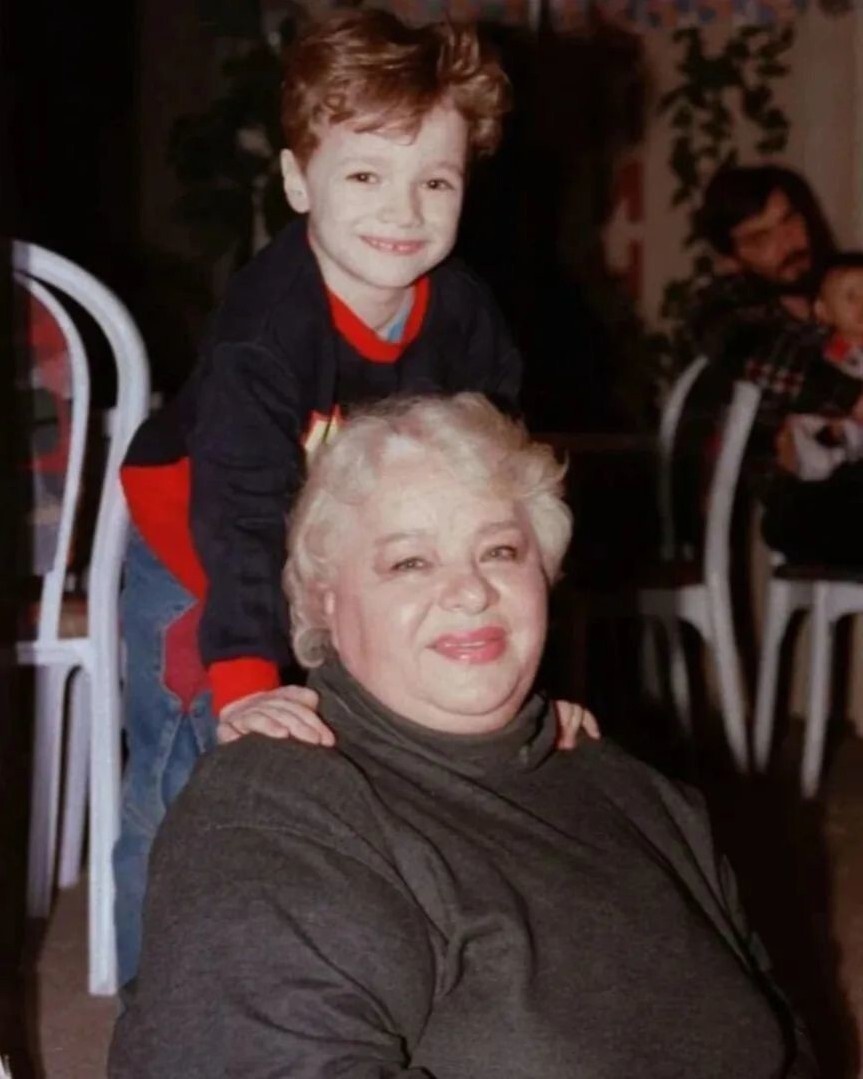 Наталья Крачковская со своим внуком, 1997 год