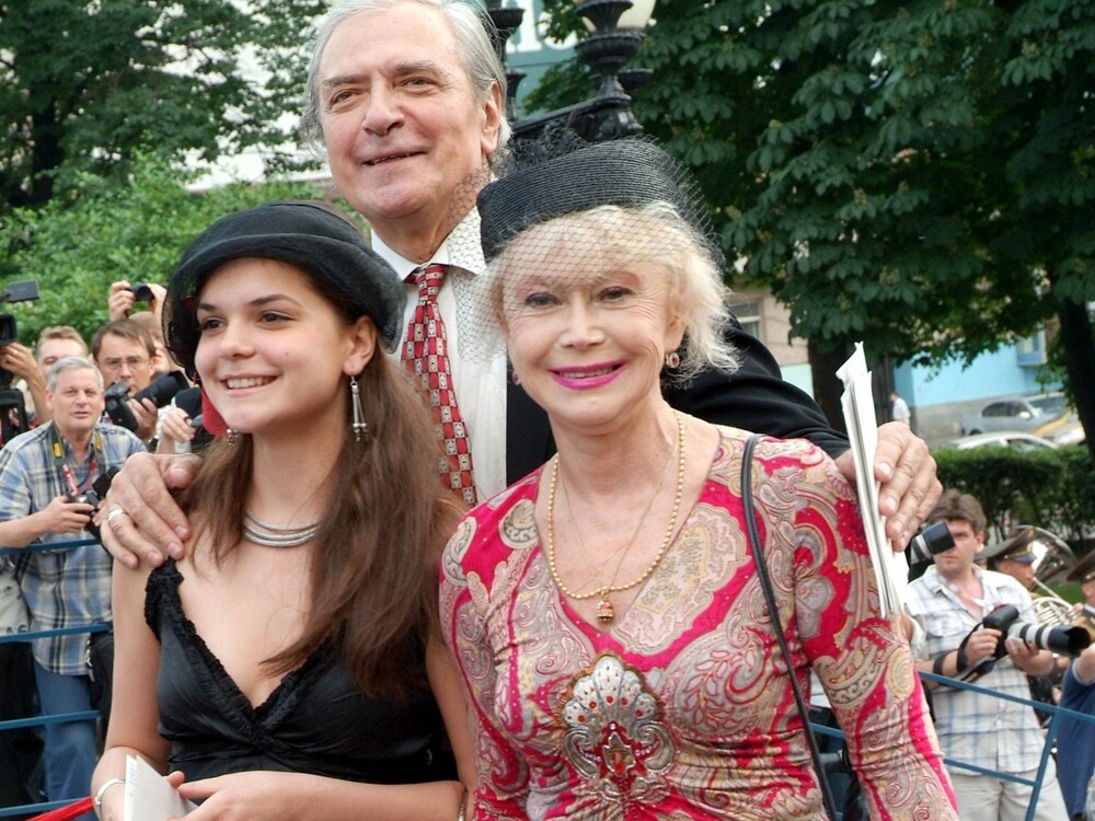 Александр Лазарев и Светлана Немоляева с внучкой Полиной