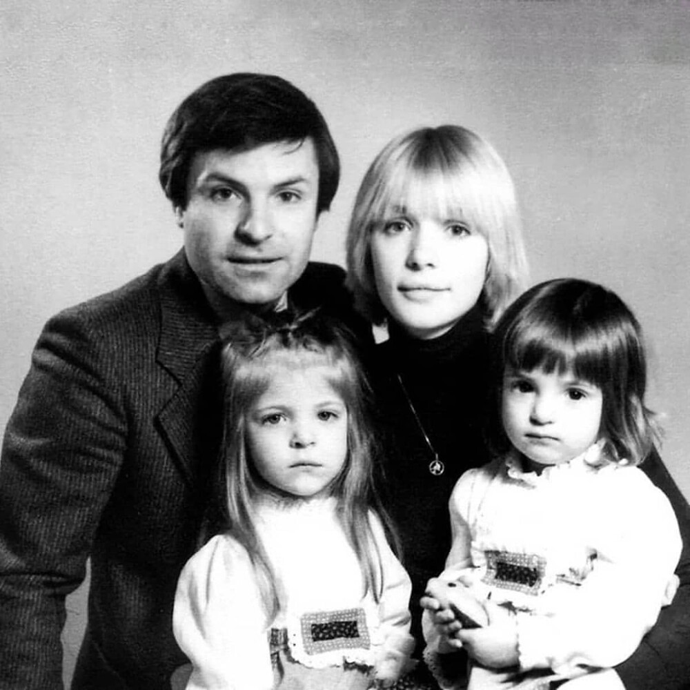 Родион Нахапетов и Вера Глаголева с дочками Анной и Марией