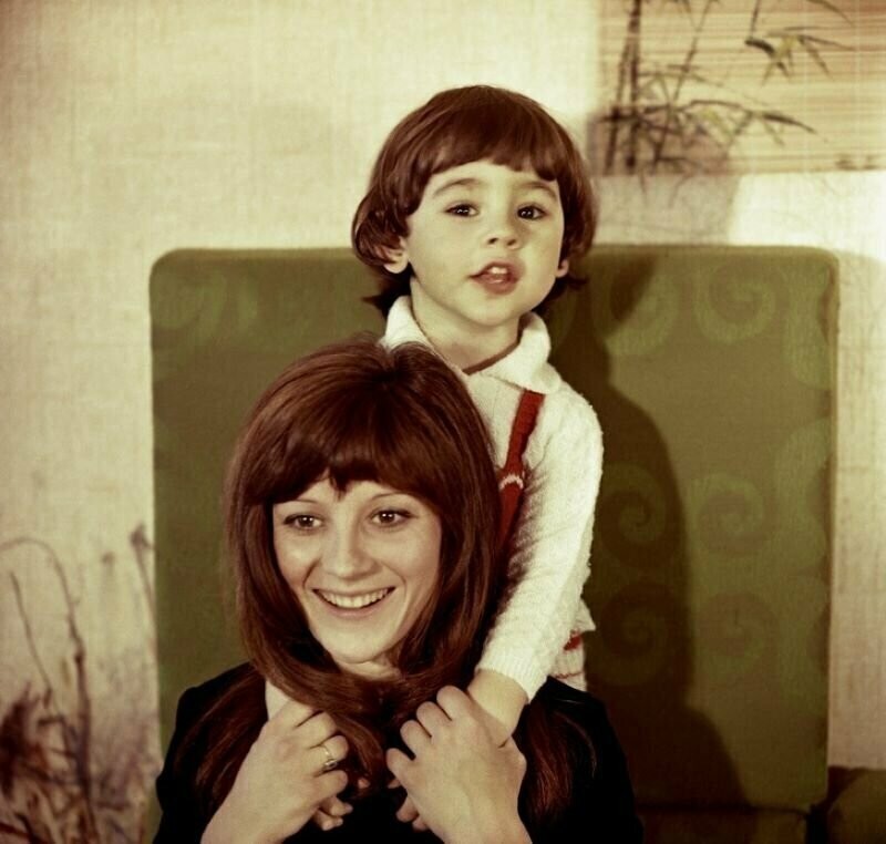 Наталья Варлей с сыном Василием, 1970 год.