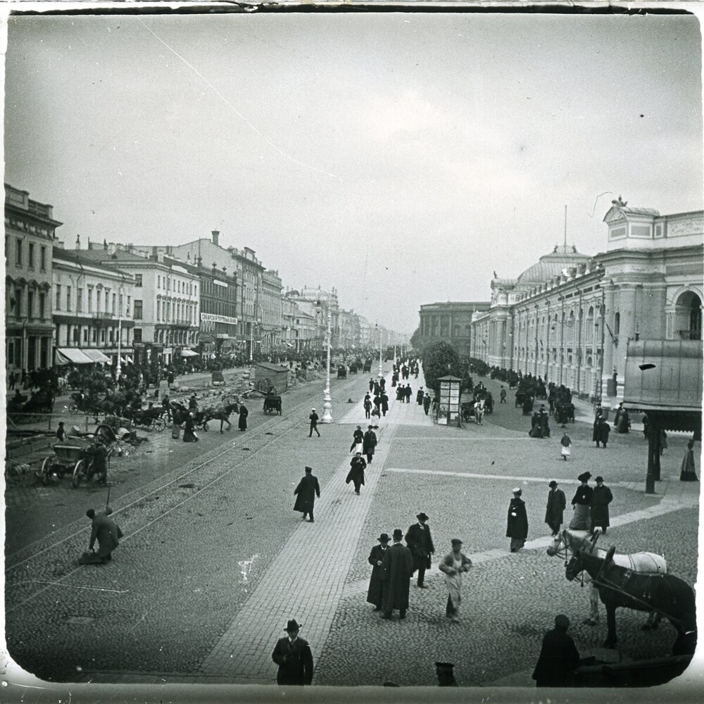 Вид перспективы Невского проспекта от здания городской Думы.
