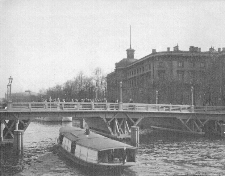 В 1905 году после катастрофы с Египетским мостом правительство города решило реконструировать Пантелеймоновский мост. 
