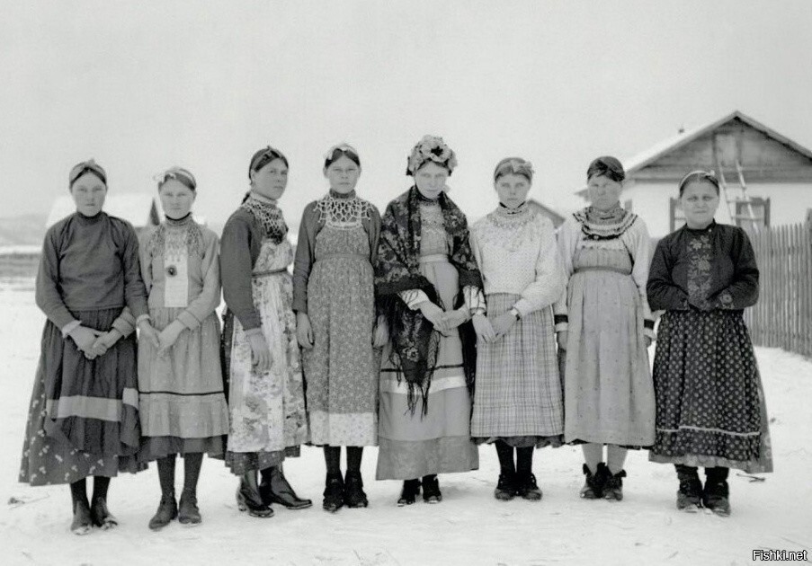 Девушки в праздничных нарядах из деревни старообрядцев Романовка