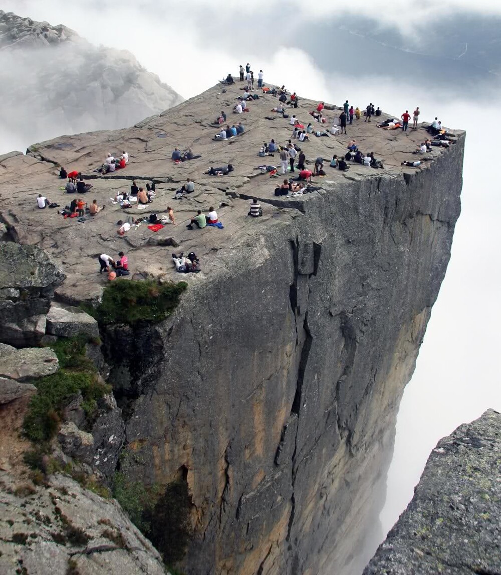 16. "Скала-кафедра" или Прекестулен - один из красивейших в мире утесов и главная природная достопримечательность Норвегии. Этот гигантских размеров утес, гордо возвышающийся на 604 метра над Люсе-фьордом