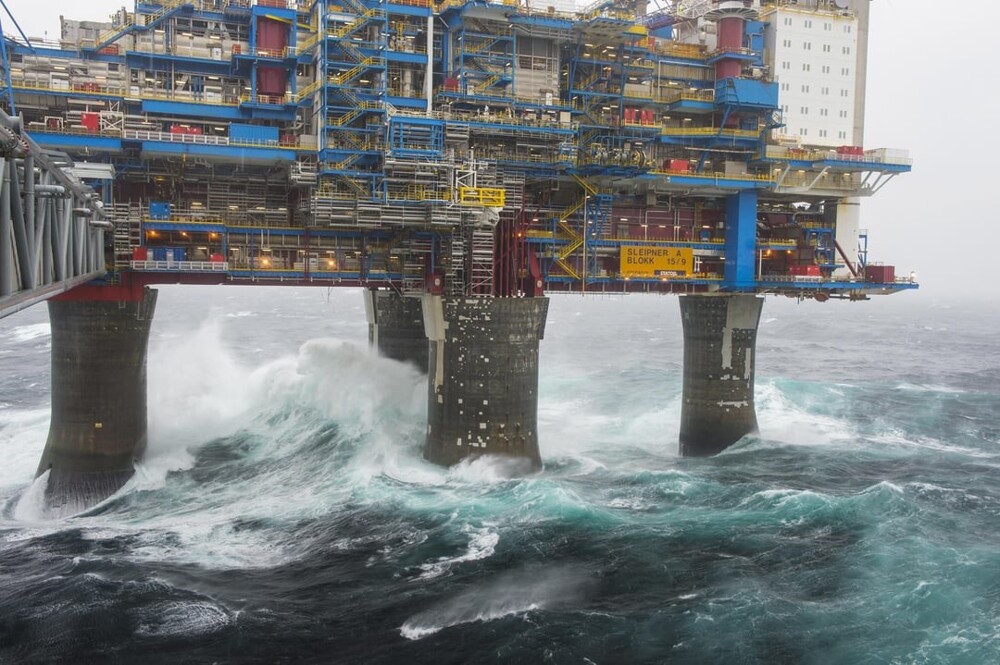 1. Норвежская нефтяная платформа во время шторма