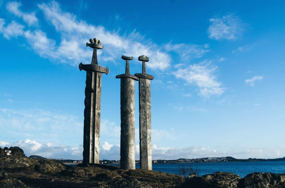 8. Памятник "Мечи в скале",так же известный по-норвежски "Сверд и фьель", является важной исторической и культурной достопримечательностью Норвегии