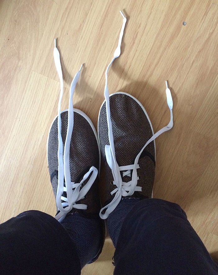 25. "Моя новая обувь с длиннющими шнурками"