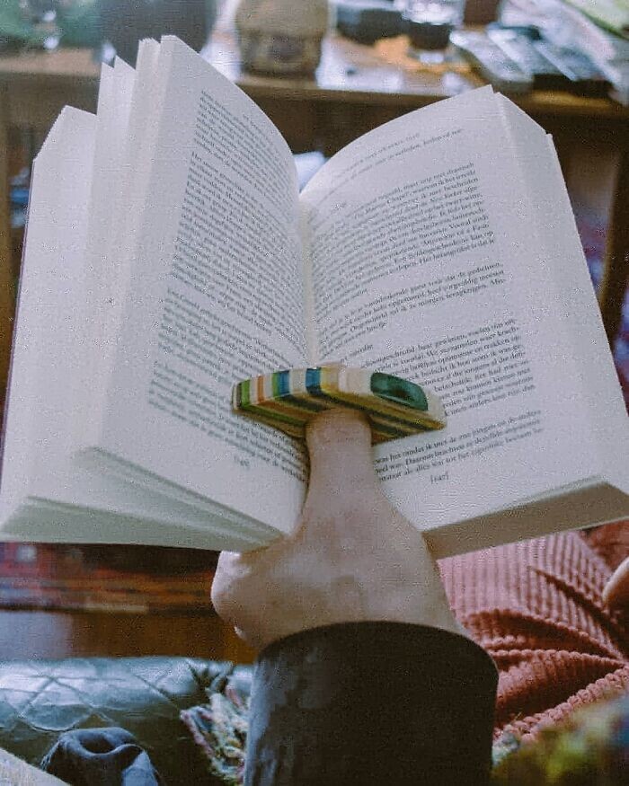 21. "Я сделал такое кольцо из дерева, чтобы держать книгу во время чтения"