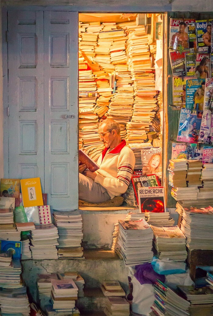 14. Этот мужчина продаёт книги в Марокко в течение 45 лет