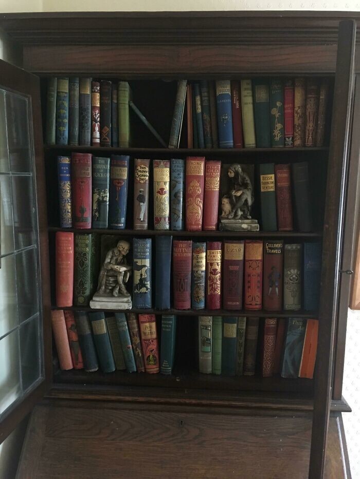 26. "Моя бабушка владела антикварным магазином, и собрала все эти книги. Большинство из них принадлежат одному человеку, и в основном были изданы в 1860-1910 годах"