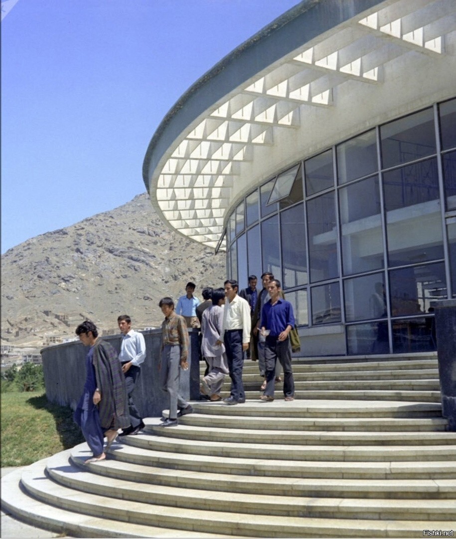 Студенты Кабульского политехнического института, построенного при помощи СССР