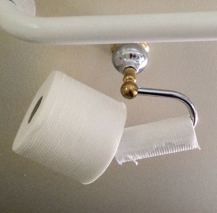 28. "По мнению моей жены, она так "заменила" рулон туалетной бумаги"
