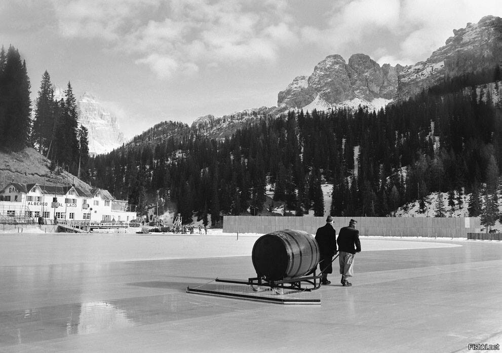Подготовка льда на озере