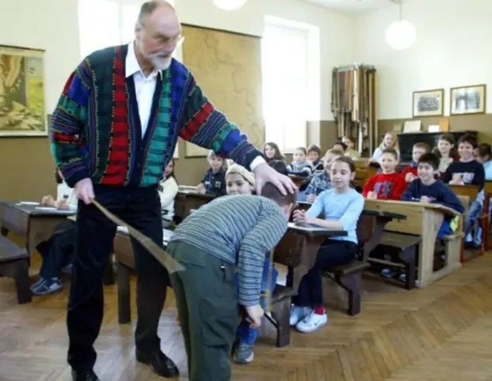 На Урале педагог пнула школьника и протащила его по полу, чтобы остановить драку
