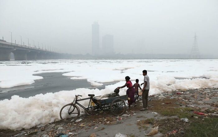 7. Смог на реке в Нью-Дели — нет, это не лед на воде, а пена из ядовитых химикатов