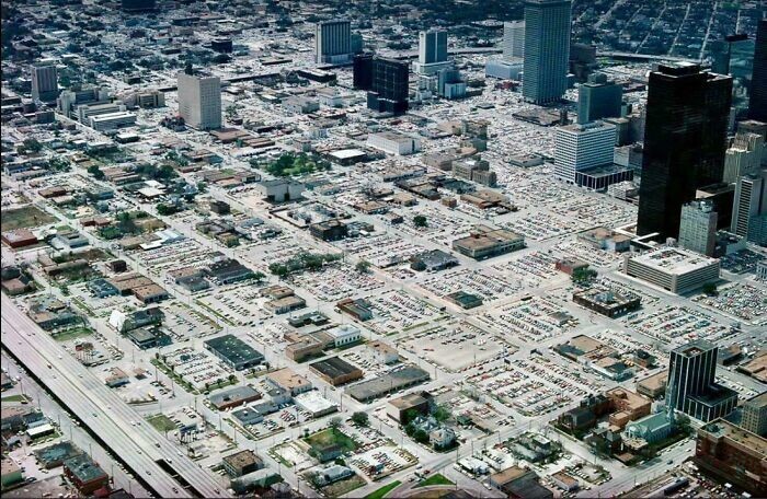 22. Центр Хьюстона в 1970-х годах был просто огромной парковкой