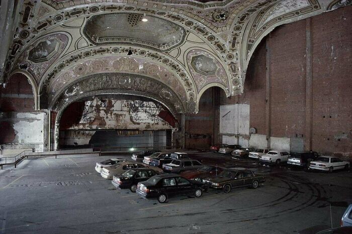 9. Мичиганский театр в Детройте. Он был закрыт в 1976 году и переоборудован под трехэтажный гараж. Остатки былой роскоши кое-где еще видны