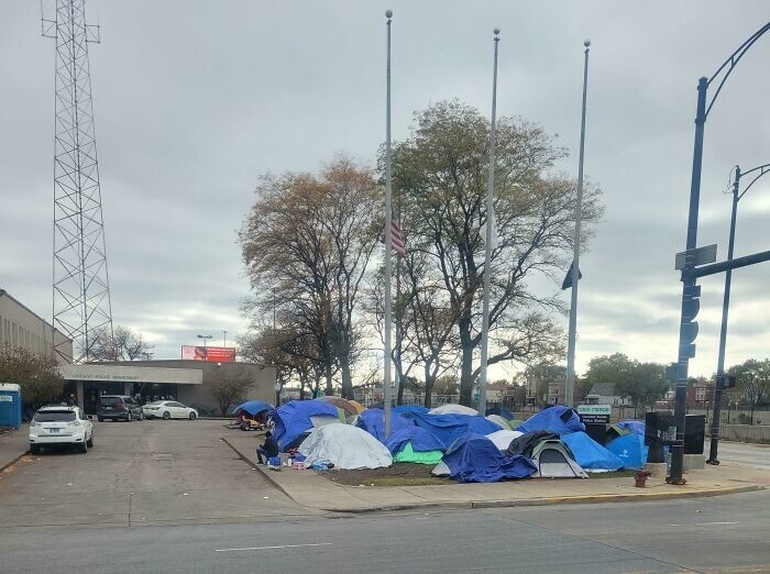 25. Палаточный лагерь бездомных прямо рядом с полицейским участком